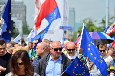 Varşova, Polonya. 18 Mayıs 2019. Mart 'Avrupa'da Polonya'. Binlerce muhalefet destekçisi, önemli Avrupa Parlamentosu seçimleri öncesinde ülkenin Avrupa Birliği üyeliğini kutlamak için Polonya'nın başkentinde yürüdü..