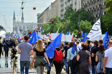 Varşova, Polonya. 18 Mayıs 2019. Mart 'Avrupa'da Polonya'. Binlerce muhalefet destekçisi, önemli Avrupa Parlamentosu seçimleri öncesinde ülkenin Avrupa Birliği üyeliğini kutlamak için Polonya'nın başkentinde yürüdü..