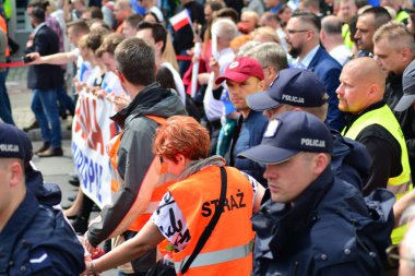 Varşova, Polonya. 18 Mayıs 2019. Mart 'Avrupa'da Polonya'. Binlerce muhalefet destekçisi, önemli Avrupa Parlamentosu seçimleri öncesinde ülkenin Avrupa Birliği üyeliğini kutlamak için Polonya'nın başkentinde yürüdü..