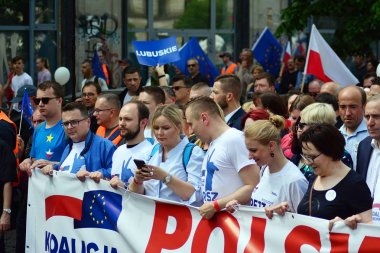 Varşova, Polonya. 18 Mayıs 2019. Mart 'Avrupa'da Polonya'. Binlerce muhalefet destekçisi, önemli Avrupa Parlamentosu seçimleri öncesinde ülkenin Avrupa Birliği üyeliğini kutlamak için Polonya'nın başkentinde yürüdü..