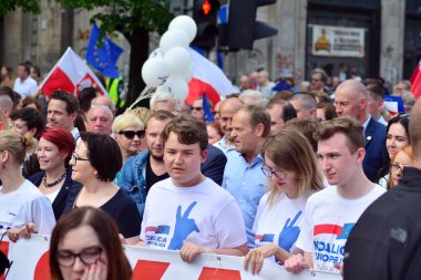Varşova, Polonya. 18 Mayıs 2019. Mart 'Avrupa'da Polonya'. Binlerce muhalefet destekçisi, önemli Avrupa Parlamentosu seçimleri öncesinde ülkenin Avrupa Birliği üyeliğini kutlamak için Polonya'nın başkentinde yürüdü..
