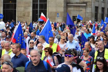 Varşova, Polonya. 18 Mayıs 2019. Mart 'Avrupa'da Polonya'. Binlerce muhalefet destekçisi, önemli Avrupa Parlamentosu seçimleri öncesinde ülkenin Avrupa Birliği üyeliğini kutlamak için Polonya'nın başkentinde yürüdü..