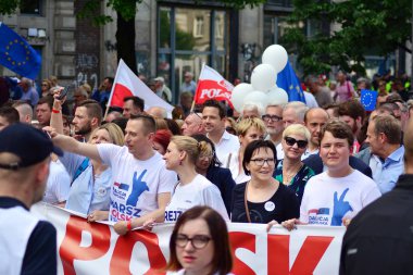 Varşova, Polonya. 18 Mayıs 2019. Mart 'Avrupa'da Polonya'. Binlerce muhalefet destekçisi, önemli Avrupa Parlamentosu seçimleri öncesinde ülkenin Avrupa Birliği üyeliğini kutlamak için Polonya'nın başkentinde yürüdü..