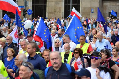 Varşova, Polonya. 18 Mayıs 2019. Mart 'Avrupa'da Polonya'. Binlerce muhalefet destekçisi, önemli Avrupa Parlamentosu seçimleri öncesinde ülkenin Avrupa Birliği üyeliğini kutlamak için Polonya'nın başkentinde yürüdü..