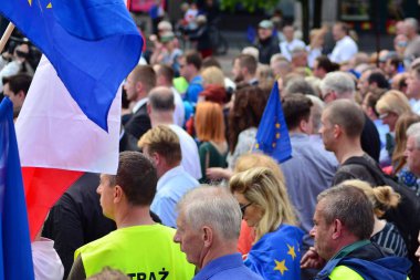 Varşova, Polonya. 18 Mayıs 2019. Mart 'Avrupa'da Polonya'. Binlerce muhalefet destekçisi, önemli Avrupa Parlamentosu seçimleri öncesinde ülkenin Avrupa Birliği üyeliğini kutlamak için Polonya'nın başkentinde yürüdü..