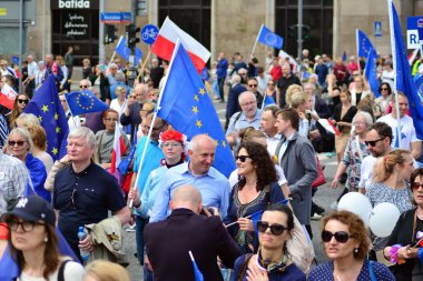 Varşova, Polonya. 18 Mayıs 2019. Mart 'Avrupa'da Polonya'. Binlerce muhalefet destekçisi, önemli Avrupa Parlamentosu seçimleri öncesinde ülkenin Avrupa Birliği üyeliğini kutlamak için Polonya'nın başkentinde yürüdü..