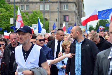 Varşova, Polonya. 18 Mayıs 2019. Mart 'Avrupa'da Polonya'. Binlerce muhalefet destekçisi, önemli Avrupa Parlamentosu seçimleri öncesinde ülkenin Avrupa Birliği üyeliğini kutlamak için Polonya'nın başkentinde yürüdü..