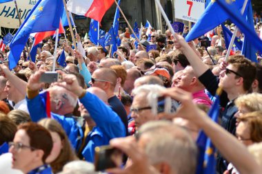 Varşova, Polonya. 18 Mayıs 2019. Mart 'Avrupa'da Polonya'. Binlerce muhalefet destekçisi, önemli Avrupa Parlamentosu seçimleri öncesinde ülkenin Avrupa Birliği üyeliğini kutlamak için Polonya'nın başkentinde yürüdü..