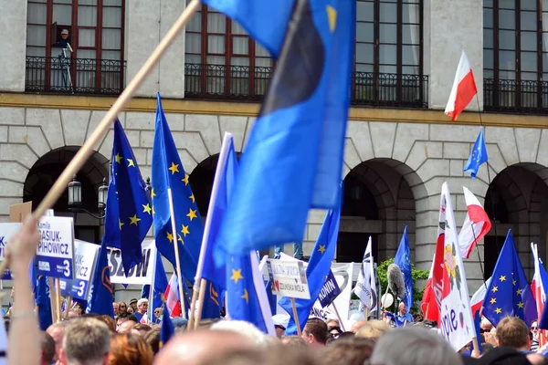 ワルシャワ ポーランド 2019 ヨーロッパのポーランド 何千人もの野党支持者がポーランドの首都で行進し 主要な欧州議会選挙に先立って欧州連合 加盟を祝った — ストック写真