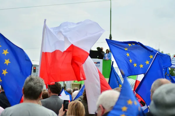 ワルシャワ ポーランド 2019 ヨーロッパのポーランド 何千人もの野党支持者がポーランドの首都で行進し 主要な欧州議会選挙に先立って欧州連合 加盟を祝った — ストック写真