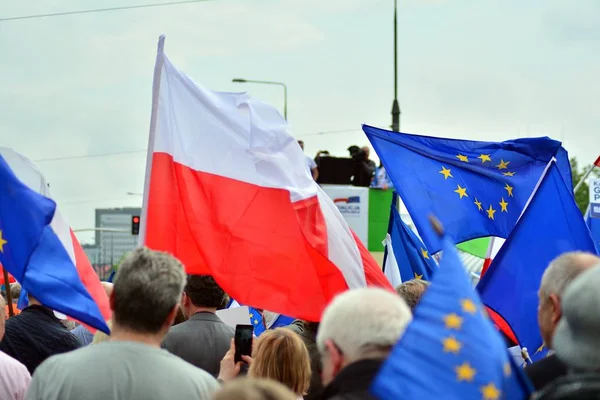 ワルシャワ ポーランド 2019 ヨーロッパのポーランド 何千人もの野党支持者がポーランドの首都で行進し 主要な欧州議会選挙に先立って欧州連合 加盟を祝った — ストック写真