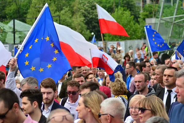 Varşova, Polonya. 18 Mayıs 2019. Mart 'Avrupa'da Polonya'. Binlerce muhalefet destekçisi, önemli Avrupa Parlamentosu seçimleri öncesinde ülkenin Avrupa Birliği üyeliğini kutlamak için Polonya'nın başkentinde yürüdü..