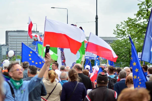 Varşova, Polonya. 18 Mayıs 2019. Mart 'Avrupa'da Polonya'. Binlerce muhalefet destekçisi, önemli Avrupa Parlamentosu seçimleri öncesinde ülkenin Avrupa Birliği üyeliğini kutlamak için Polonya'nın başkentinde yürüdü..