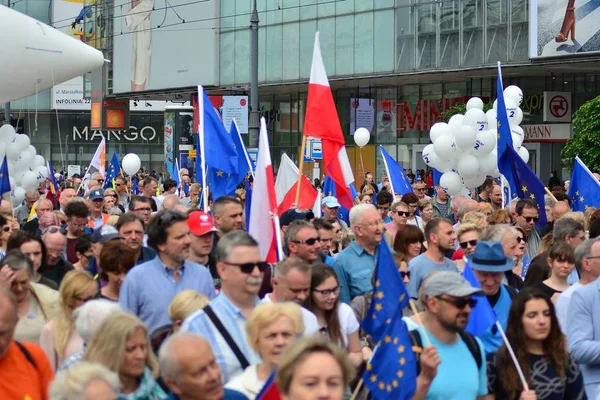 Varşova, Polonya. 18 Mayıs 2019. Mart 'Avrupa'da Polonya'. Binlerce muhalefet destekçisi, önemli Avrupa Parlamentosu seçimleri öncesinde ülkenin Avrupa Birliği üyeliğini kutlamak için Polonya'nın başkentinde yürüdü..