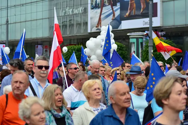 Varşova, Polonya. 18 Mayıs 2019. Mart 'Avrupa'da Polonya'. Binlerce muhalefet destekçisi, önemli Avrupa Parlamentosu seçimleri öncesinde ülkenin Avrupa Birliği üyeliğini kutlamak için Polonya'nın başkentinde yürüdü..