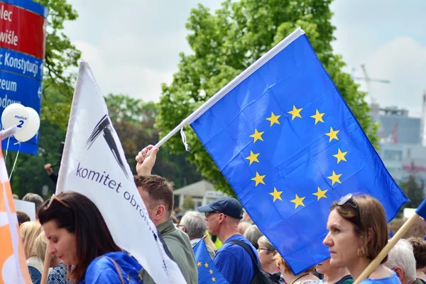 Varşova, Polonya. 18 Mayıs 2019. Mart 'Avrupa'da Polonya'. Binlerce muhalefet destekçisi, önemli Avrupa Parlamentosu seçimleri öncesinde ülkenin Avrupa Birliği üyeliğini kutlamak için Polonya'nın başkentinde yürüdü..