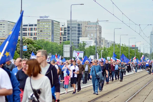 Varşova, Polonya. 18 Mayıs 2019. Mart 'Avrupa'da Polonya'. Binlerce muhalefet destekçisi, önemli Avrupa Parlamentosu seçimleri öncesinde ülkenin Avrupa Birliği üyeliğini kutlamak için Polonya'nın başkentinde yürüdü..