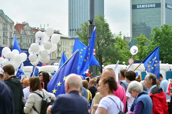 Varşova, Polonya. 18 Mayıs 2019. Mart 'Avrupa'da Polonya'. Binlerce muhalefet destekçisi, önemli Avrupa Parlamentosu seçimleri öncesinde ülkenin Avrupa Birliği üyeliğini kutlamak için Polonya'nın başkentinde yürüdü..