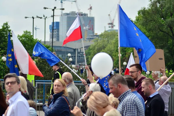 Varşova, Polonya. 18 Mayıs 2019. Mart 'Avrupa'da Polonya'. Binlerce muhalefet destekçisi, önemli Avrupa Parlamentosu seçimleri öncesinde ülkenin Avrupa Birliği üyeliğini kutlamak için Polonya'nın başkentinde yürüdü..