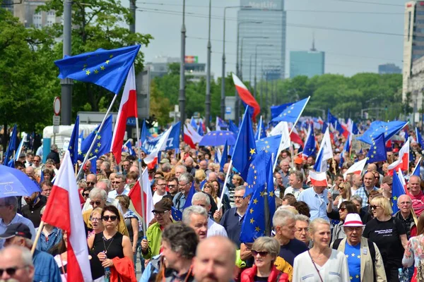Varşova, Polonya. 18 Mayıs 2019. Mart 'Avrupa'da Polonya'. Binlerce muhalefet destekçisi, önemli Avrupa Parlamentosu seçimleri öncesinde ülkenin Avrupa Birliği üyeliğini kutlamak için Polonya'nın başkentinde yürüdü..