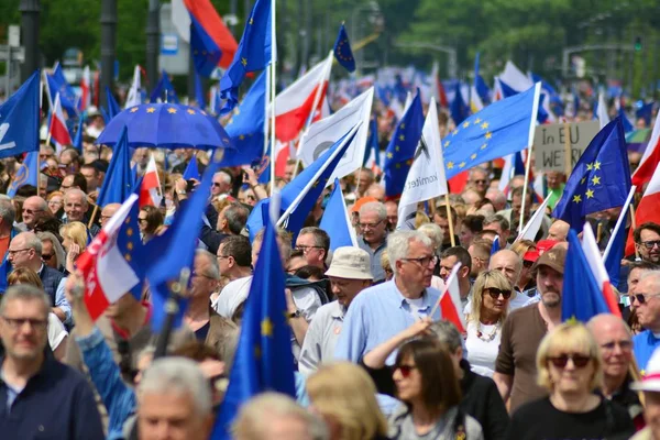 Varşova, Polonya. 18 Mayıs 2019. Mart 'Avrupa'da Polonya'. Binlerce muhalefet destekçisi, önemli Avrupa Parlamentosu seçimleri öncesinde ülkenin Avrupa Birliği üyeliğini kutlamak için Polonya'nın başkentinde yürüdü..