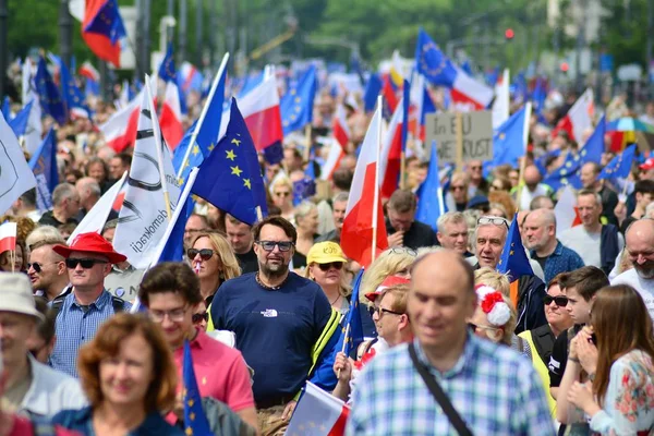 Varşova, Polonya. 18 Mayıs 2019. Mart 'Avrupa'da Polonya'. Binlerce muhalefet destekçisi, önemli Avrupa Parlamentosu seçimleri öncesinde ülkenin Avrupa Birliği üyeliğini kutlamak için Polonya'nın başkentinde yürüdü..