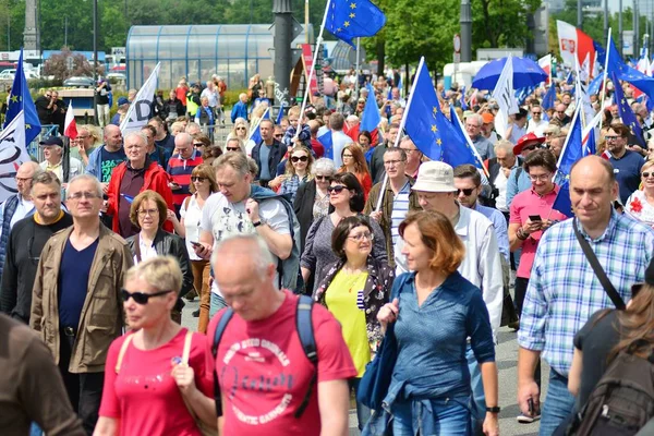 Varşova, Polonya. 18 Mayıs 2019. Mart 'Avrupa'da Polonya'. Binlerce muhalefet destekçisi, önemli Avrupa Parlamentosu seçimleri öncesinde ülkenin Avrupa Birliği üyeliğini kutlamak için Polonya'nın başkentinde yürüdü..