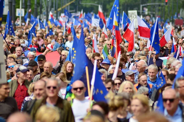 Varşova, Polonya. 18 Mayıs 2019. Mart 'Avrupa'da Polonya'. Binlerce muhalefet destekçisi, önemli Avrupa Parlamentosu seçimleri öncesinde ülkenin Avrupa Birliği üyeliğini kutlamak için Polonya'nın başkentinde yürüdü..