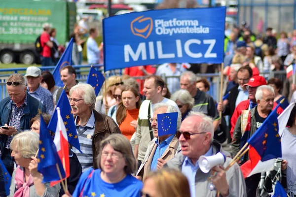 Varşova, Polonya. 18 Mayıs 2019. Mart 'Avrupa'da Polonya'. Binlerce muhalefet destekçisi, önemli Avrupa Parlamentosu seçimleri öncesinde ülkenin Avrupa Birliği üyeliğini kutlamak için Polonya'nın başkentinde yürüdü..