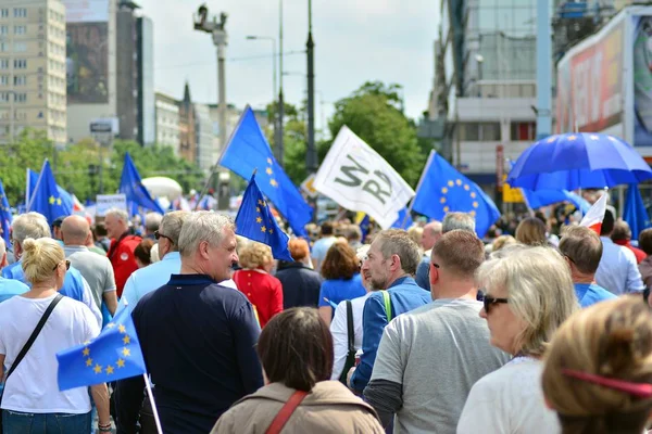 ワルシャワ ポーランド 2019 ヨーロッパのポーランド 何千人もの野党支持者がポーランドの首都で行進し 主要な欧州議会選挙に先立って欧州連合 加盟を祝った — ストック写真