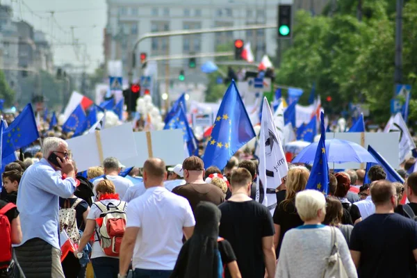 Varşova, Polonya. 18 Mayıs 2019. Mart 'Avrupa'da Polonya'. Binlerce muhalefet destekçisi, önemli Avrupa Parlamentosu seçimleri öncesinde ülkenin Avrupa Birliği üyeliğini kutlamak için Polonya'nın başkentinde yürüdü..