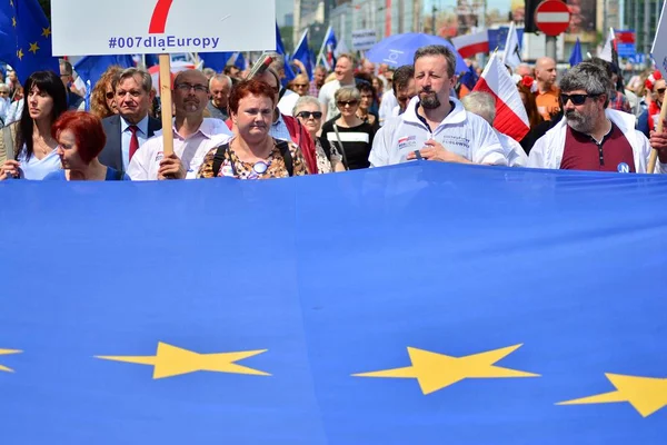 Varşova, Polonya. 18 Mayıs 2019. Mart 'Avrupa'da Polonya'. Binlerce muhalefet destekçisi, önemli Avrupa Parlamentosu seçimleri öncesinde ülkenin Avrupa Birliği üyeliğini kutlamak için Polonya'nın başkentinde yürüdü..