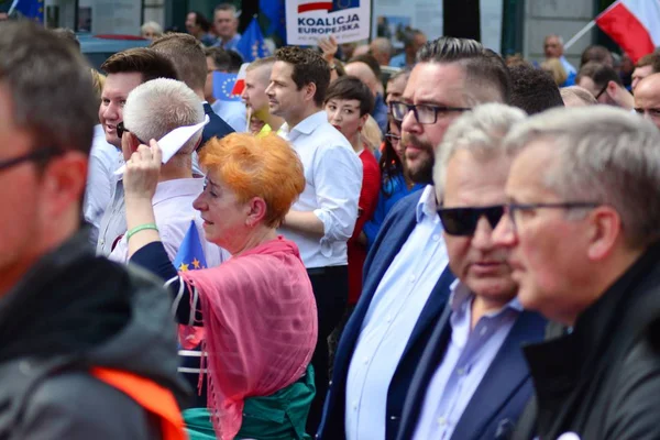 Varşova, Polonya. 18 Mayıs 2019.Binlerce muhalefet destekçisi, Avrupa Parlament seçimleri öncesinde ülkenin Avrupa Birliği üyeliğini kutlamak için Polonya'nın başkentinde yürüdü.. 