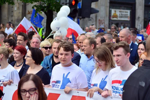 Varşova, Polonya. 18 Mayıs 2019. Mart 'Avrupa'da Polonya'. Binlerce muhalefet destekçisi, önemli Avrupa Parlamentosu seçimleri öncesinde ülkenin Avrupa Birliği üyeliğini kutlamak için Polonya'nın başkentinde yürüdü..