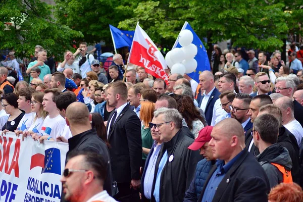 Varşova, Polonya. 18 Mayıs 2019. Mart 'Avrupa'da Polonya'. Binlerce muhalefet destekçisi, önemli Avrupa Parlamentosu seçimleri öncesinde ülkenin Avrupa Birliği üyeliğini kutlamak için Polonya'nın başkentinde yürüdü..