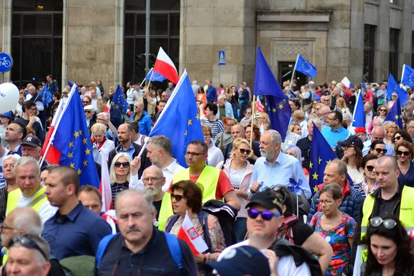 Varşova, Polonya. 18 Mayıs 2019. Mart 'Avrupa'da Polonya'. Binlerce muhalefet destekçisi, önemli Avrupa Parlamentosu seçimleri öncesinde ülkenin Avrupa Birliği üyeliğini kutlamak için Polonya'nın başkentinde yürüdü..