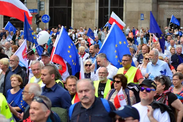 Varşova, Polonya. 18 Mayıs 2019. Mart 'Avrupa'da Polonya'. Binlerce muhalefet destekçisi, önemli Avrupa Parlamentosu seçimleri öncesinde ülkenin Avrupa Birliği üyeliğini kutlamak için Polonya'nın başkentinde yürüdü..
