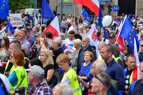 Varşova, Polonya. 18 Mayıs 2019. Mart 'Avrupa'da Polonya'. Binlerce muhalefet destekçisi, önemli Avrupa Parlamentosu seçimleri öncesinde ülkenin Avrupa Birliği üyeliğini kutlamak için Polonya'nın başkentinde yürüdü..