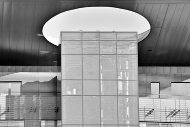 Modern ofis binası cephe parçası. Cam duvar soyut tekstürlü dış. Siyah ve beyaz.