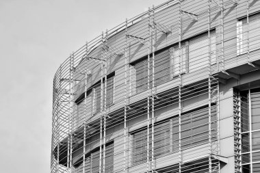 Modern ofis binası cephe parçası. Cam duvar soyut tekstürlü dış. Siyah ve beyaz.