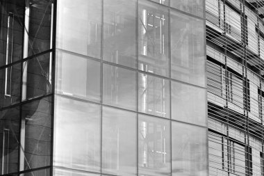 Modern ofis binası cephe parçası. Cam duvar soyut tekstürlü dış. Siyah ve beyaz.
