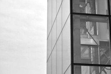 Modern ofis binası cephe parçası. Cam duvar soyut tekstürlü dış. Siyah ve beyaz.