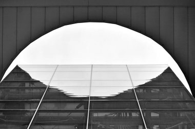 Modern ofis binası cephe parçası. Cam duvar soyut tekstürlü dış. Siyah ve beyaz.