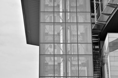 Modern ofis binası cephe parçası. Cam duvar soyut tekstürlü dış. Siyah ve beyaz.