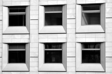 Modern ofis binası cephe parçası. Cam duvar soyut tekstürlü dış. Siyah ve beyaz.