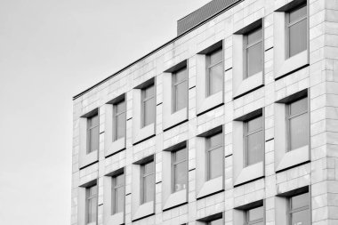 Modern ofis binası cephe parçası. Cam duvar soyut tekstürlü dış. Siyah ve beyaz.