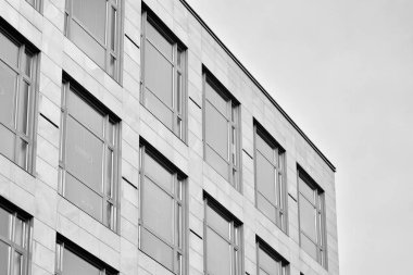 Modern ofis binası cephe parçası. Cam duvar soyut tekstürlü dış. Siyah ve beyaz.