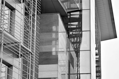 Modern ofis binası cephe parçası. Cam duvar soyut tekstürlü dış. Siyah ve beyaz.