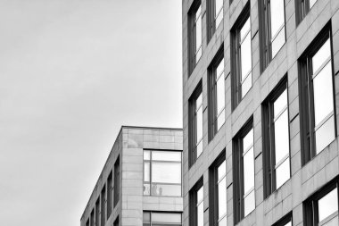 Modern ofis binası cephe parçası. Cam duvar soyut tekstürlü dış. Siyah ve beyaz.