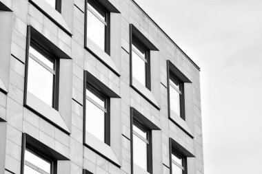 Modern ofis binası cephe parçası. Cam duvar soyut tekstürlü dış. Siyah ve beyaz.